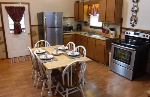 Eckerty Cabin | Deluxe Cabin 17 with Jacuzzi Tub Located on Patoka Lake in Southern Indiana