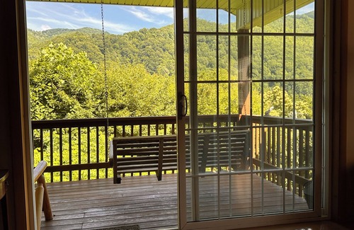 Maggie Valley Cabin | Deluxe Couples Retreat – Smoky Mountain View, Hot Tub, Fire Pit, King Bed, EV