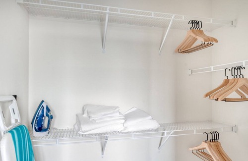 Knollwood On The Colorado River Apartment | Deluxe East Austin 2BR w/ Pool, Gym & W/D, nr nightlife, by Blueground
