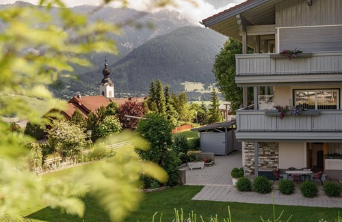 Haus im Ennstal Cottage | Deluxe family room breakfast - Cafe Pension Kitzer