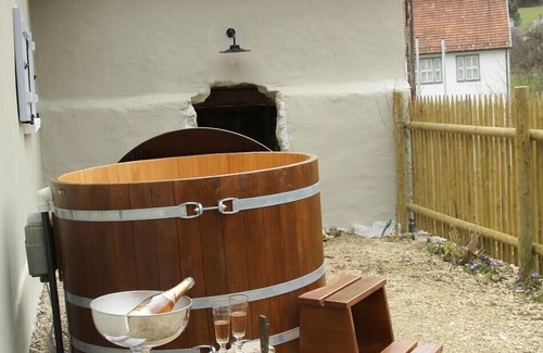Bubsheim House | Deluxe farmhouse, smokehouse kitchen, tiled stove, bathroom in stable, Whirlpool