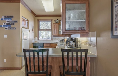 Silver Star Mountain Condo | Deluxe Grandview Condo with High Ceilings with Great Ski Access - Pet Friendly!