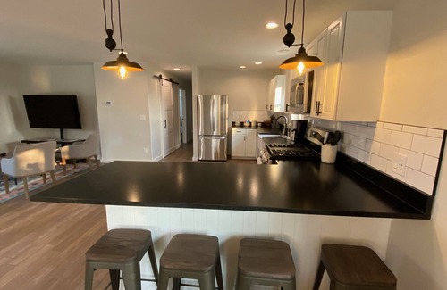 Manhattan House | Deluxe Guest House with the Biggest Big Sky Views!