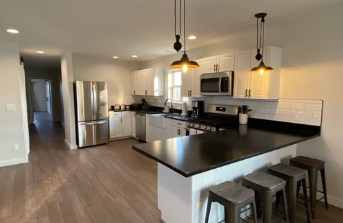 Manhattan House | Deluxe Guest House with the Biggest Big Sky Views!