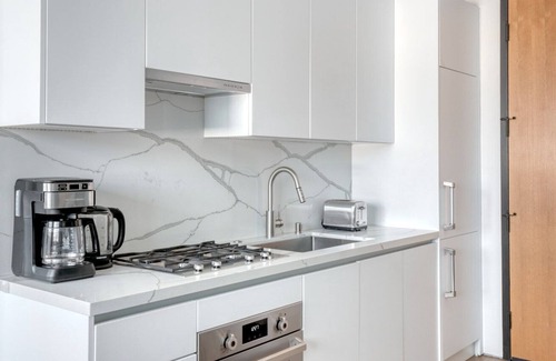 La Brea Apartment | Deluxe Hollywood 1BR w/ Terrace & Gym, nr Melrose shops, by Blueground