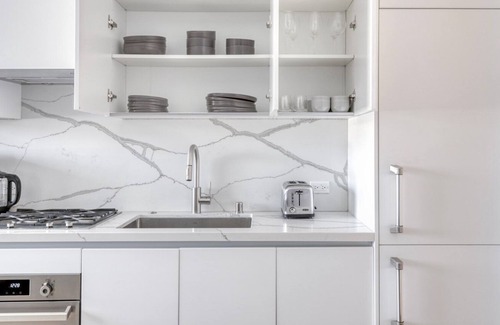La Brea Apartment | Deluxe Hollywood 1BR w/ Terrace & Gym, nr Melrose shops, by Blueground