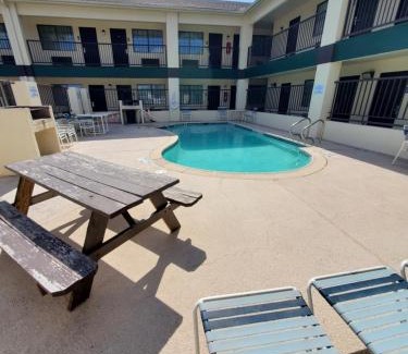 Raymondville Hotel | Deluxe Inn and Suites