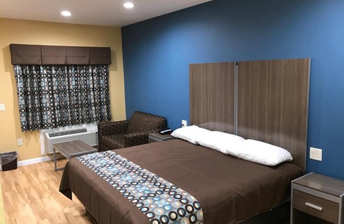 Baytown Hotel | Deluxe Inn & Suites - Baytown