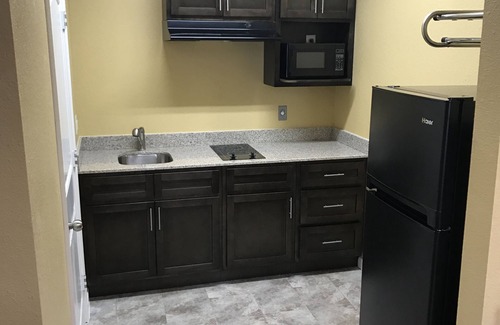 Baytown Hotel | Deluxe Inn & Suites Baytown