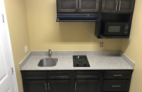 Baytown Hotel | Deluxe Inn & Suites Baytown