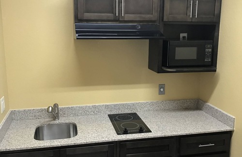Baytown Hotel | Deluxe Inn & Suites Baytown