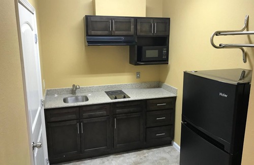 Baytown Hotel | Deluxe Inn & Suites Baytown