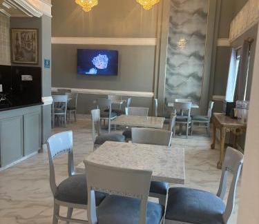 Cameron County Hotel | Deluxe Inn & Suites