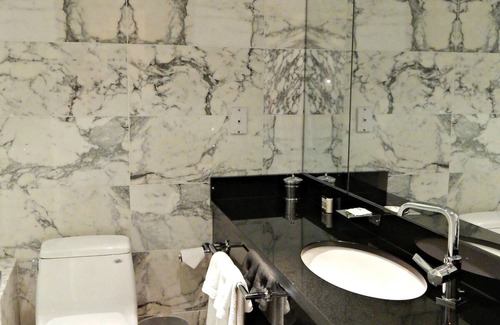 Kalorama Heights Hotel | Deluxe King Room at The Normandy Hotel, Minutes to Smithsonian's National Zoo!