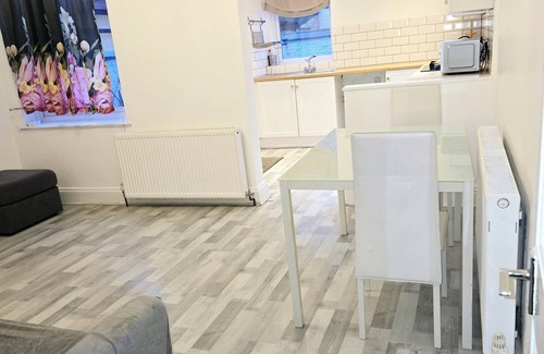 Oldham Apartment | Deluxe King Room. It is located in Moston, 7 km from Etihad Stadium.