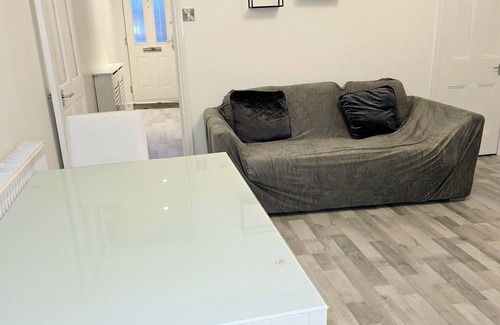 Oldham Apartment | Deluxe King Room. It is located in Moston, 7 km from Etihad Stadium.