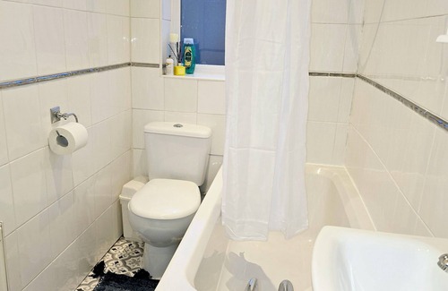 Oldham Apartment | Deluxe King Room. It is located in Moston, 7 km from Etihad Stadium.