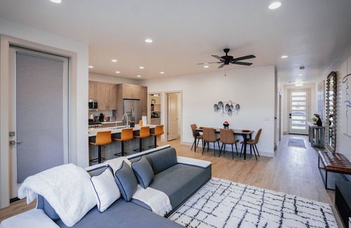 Santa Clara House | Deluxe Manor with Private Hot Tub