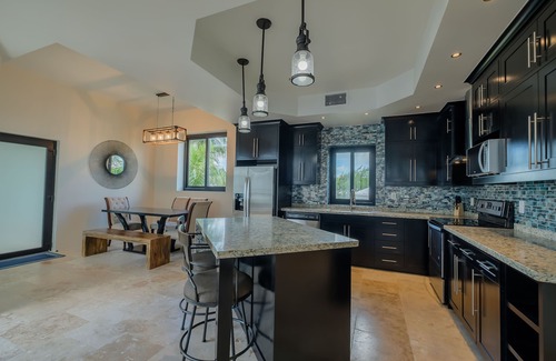 San Pedro Condo | Deluxe Ocean View Suites D2- Pool/Jacuzzi/heart of Town