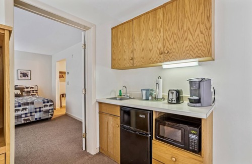 West Bridgewater Hotel | Deluxe one bedroom suite located on 2nd floor with outdoor heated pool 21416