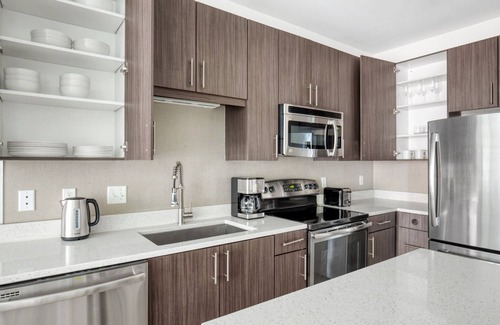 Jefferson Manor Apartment | Deluxe Potomac Yard 1BR w/W/D & Concierge, nr Airport, by Blueground