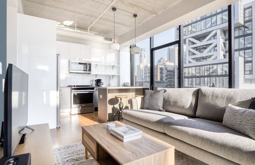 Near North Side Apartment | Deluxe River North 1BR w/Gym, Lounge & Roof, nr Riverwalk, by Blueground
