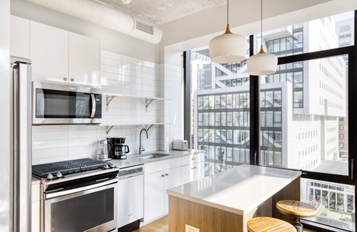 Near North Side Apartment | Deluxe River North 1BR w/Gym, Lounge & Roof, nr Riverwalk, by Blueground