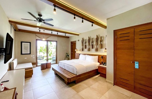 Pristine Bay House | Deluxe Room at Las Verandas
