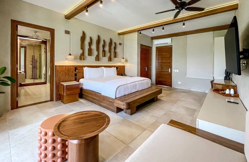Pristine Bay House | Deluxe Room at Las Verandas