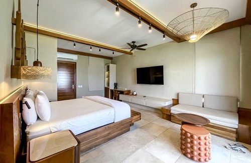 Pristine Bay House | Deluxe Room at Las Verandas