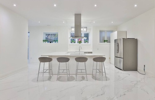 York House | Deluxe Room in the luxury house near Yorkdale Mall
