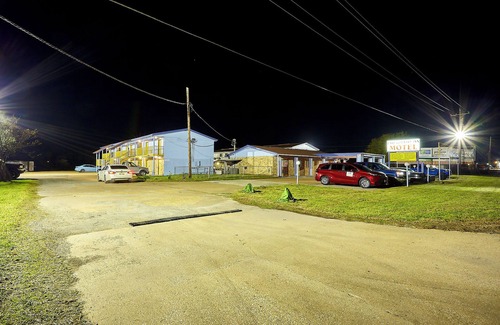 Trinity House | DELUXE ROOMS MOTEL - Newly Remodeled- 4+ Reviews - Big Parking - Trinity TX.