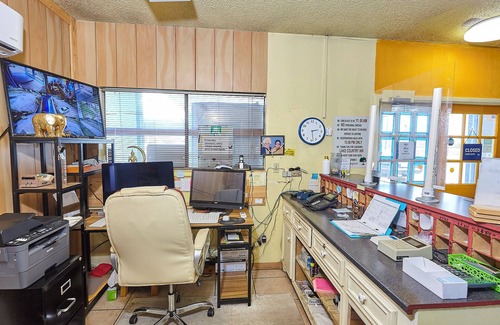 Trinity House | DELUXE ROOMS MOTEL - Newly Remodeled- 4+ Reviews - Big Parking - Trinity TX.