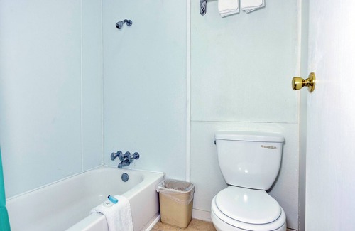 Trinity House | DELUXE ROOMS MOTEL - Newly Remodeled- 4+ Reviews - Big Parking - Trinity TX.