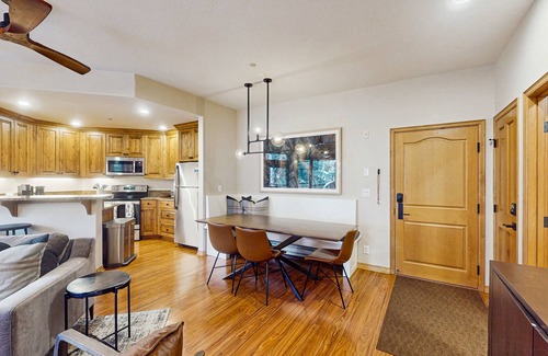 Edwards Condo | Deluxe ski-in/out condo with fireplace, hot tub, & pool