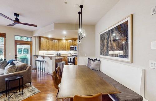 Edwards Condo | Deluxe ski-in/out condo with fireplace, hot tub, & pool