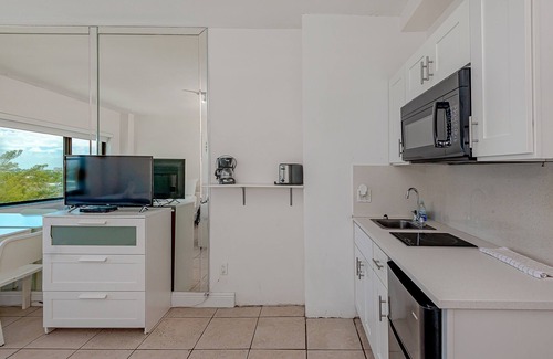 Mid Beach Apartment | Deluxe studio on the 7th floor