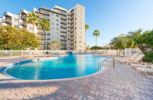 Florida Center Apartment | Deluxe Studio w/Lakeview - free parking/pool