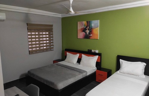Lome House | Deluxe Twin Beds in Royal Blue Guest House and Bar Lome