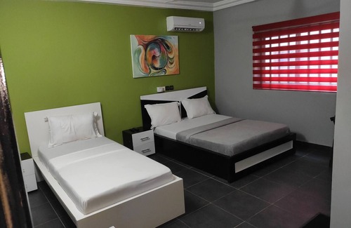 Lome House | Deluxe Twin Beds in Royal Blue Guest House and Bar Lome