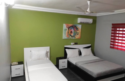 Lome House | Deluxe Twin Beds in Royal Blue Guest House and Bar Lome