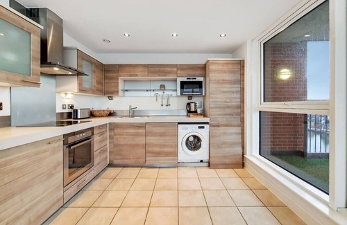 Docklands Apartment | Deluxe Two Bed Apartment with River & City View