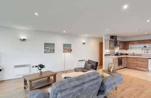 Docklands Apartment | Deluxe Two Bed Apartment with River & City View