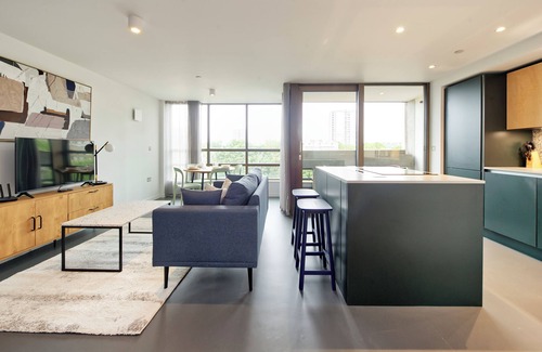 Poplar Apartment | Deluxe two-bedroom flat in bustling East London