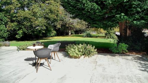 Saint-Martin-de-Saint-Maixent Bed & Breakfast | Demeures ressourçantes - Le Vallon