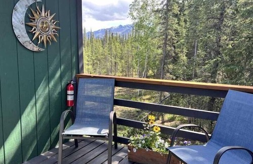 Healy House | Denali National Park 2 King Bedroom Hideaway with