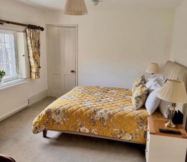 Uxbridge House | Denham Mount