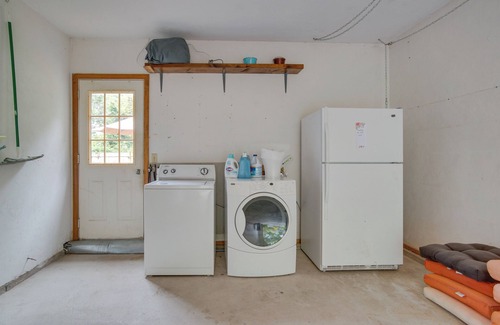 South Dennis Cottage | Dennis Retreat: 4 Mi to Mayflower Beach!