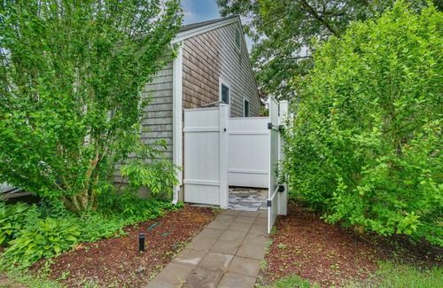 South Dennis Cottage | Dennis Retreat: 4 Mi to Mayflower Beach!