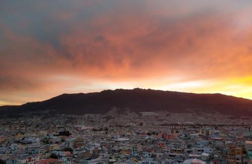 Quito Apartment | Departamento cerca Solca, Embajada Americana y Estadio Atahualpa con vista al COTOPAXI y la CIUDAD